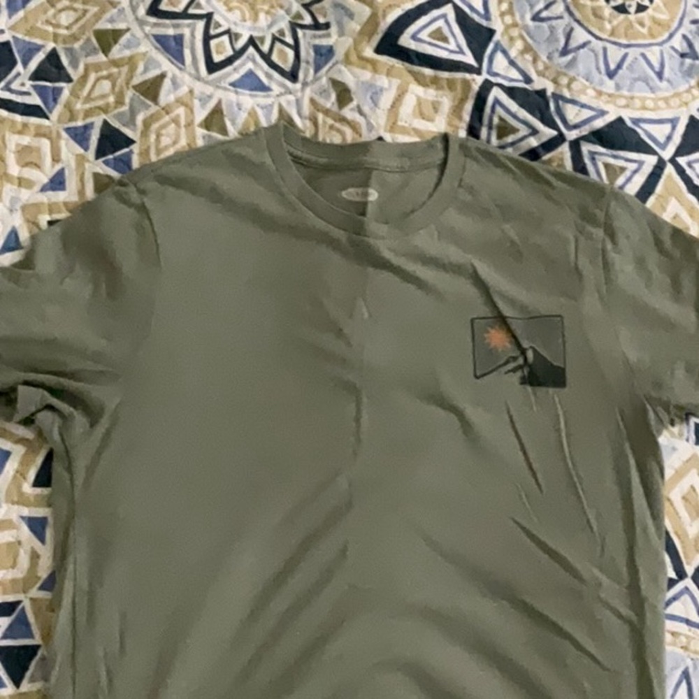 Men’s old navy graphic tee size small